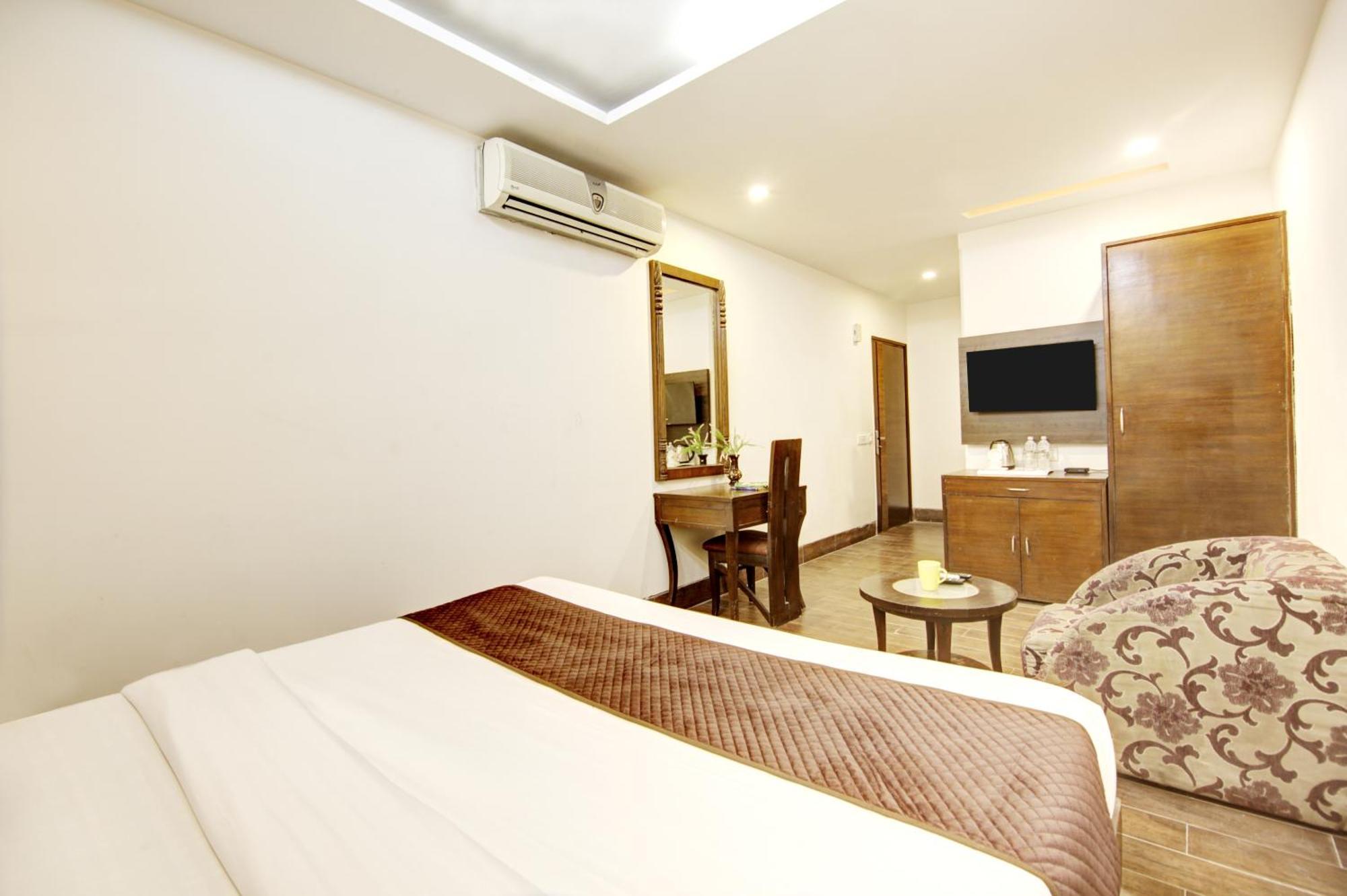 Hotel Good Times Near Ganga Ram Hospital And Karol Bagh Metro Delhi  Eksteriør bilde
